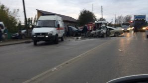 Автомобиль разорвало на части в результате жуткого ДТП в Барнауле