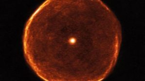 Гигантский «глаз» в космосе: ученые получили снимки престарелой звезды U