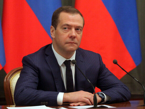 Медведев объявил в соцсети, что популярнее Навального