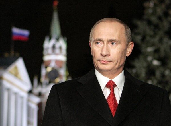 Путин призвал граждан чтить Россию и уважать государственные ценности