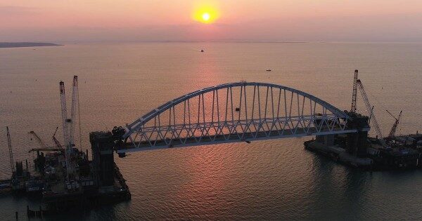 Британцы, восхищенные Керченским мостом, признали Крым российским