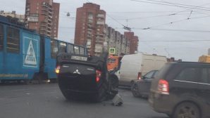 ДТП в Петербурге: водитель врезался в пешеходов и снес светофор
