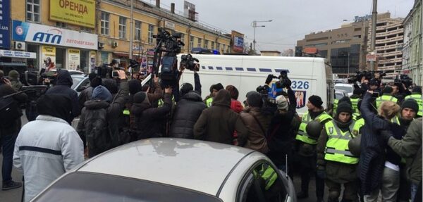 Опубликовано видео нападения на журналиста при штурме Святошинского суда
