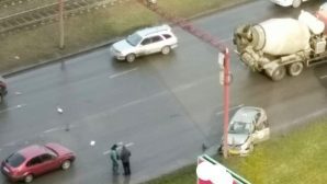 После массовой аварии в Барнауле? такси «обняло» столб