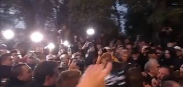 Протестующие под Радой напали на нардепа Барну (видео)