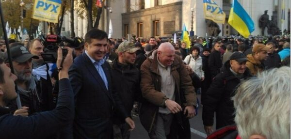 Саакашвили и Найем призвали протестующих оставаться у Рады