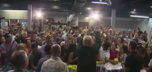 Трамп на встрече с пуэрториканцами бросал в толпу бумажные полотенца