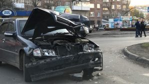 Уникальное ДТП в Барнауле: Mercedes-Benz столкнулся с самодельным «бэтмобилем»?