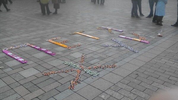 В Киеве активисты выложили надпись из конфет «Петя, жуй!»