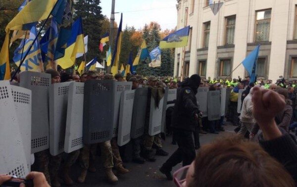 В Киеве спецназ начал штурм палаточного городка у Верховной рады