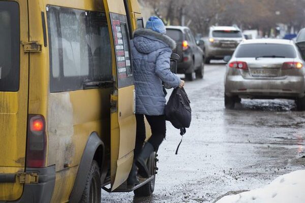 В Ростове водитель маршрутки устроил пассажирам жуткий аттракцион с пожаром и ездой без колеса