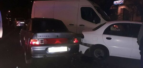 В Ровно нетрезвый водитель протаранила четыре припаркованных авто