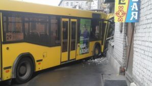 В Сети появились фото с места ДТП в Петербурге, автобус влетел в стену дома?