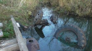 В Удмуртии водитель опрокинул трактор в реку и утонул