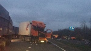 В Воронежской области а трассе М-4 Дон столкнулись четыре грузовика