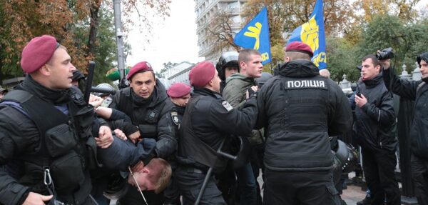 Возле Рады произошли столкновения между полицией и «Нацкорпусом»