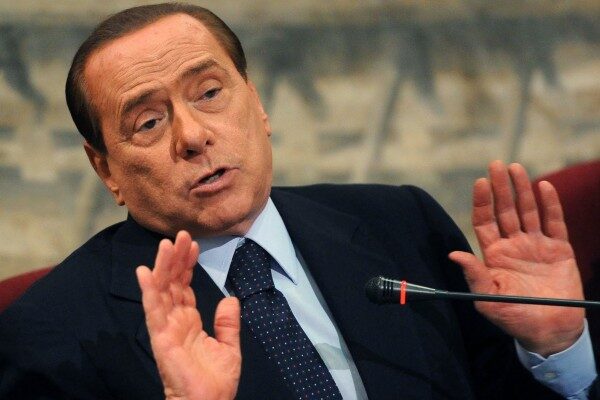 Берлускони рассказал, как получил «по морде» от коммунистов