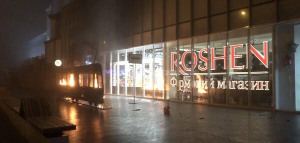 Femen сожгли декоративный трамвай возле магазина Roshen в Виннице