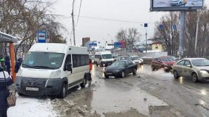 «Ford» протаранил маршрутку с пассажирами? в Новосибирске на Большевистской