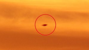 Фотограф заснял НЛО в форме мяча для регби во время солнечного затмения в США