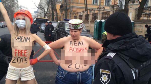 Грудастые активистки Femen разделись на честь Порошенко