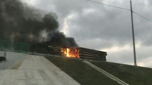 На калужской трассе М-3 лесовоз сгорел дотла