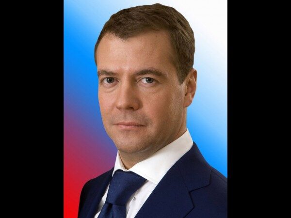 Обормотом и проходимцем назвал Навального Медведев