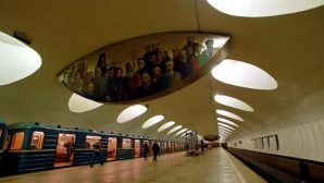 Пассажир попал под поезд в московском метро и выжил