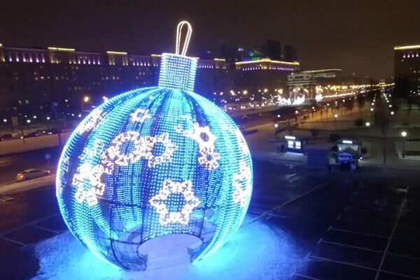 Самый большой в мире елочный шар установят на Поклонной горе в Москве