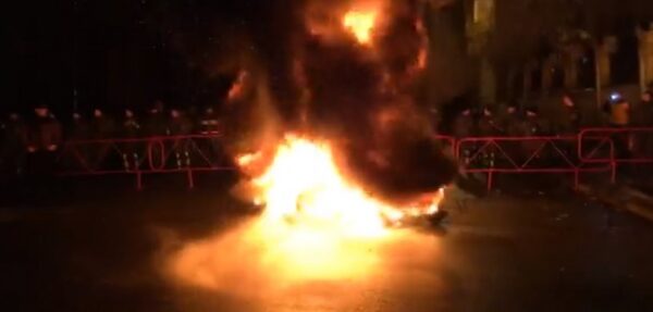Сторонники «Освобождения» подожгли шины у Администрации президента (видео)
