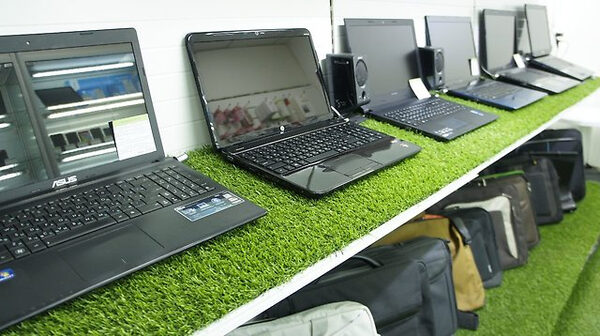 noutbuki-v-eldorado-porno-orgii-filmi-nemki-retro