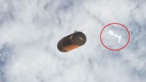Ученые: белый НЛО попал в объектив NASA рядом с шаттлом?