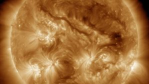 Учёные: возле Солнца появилась загадочная тёмная нить