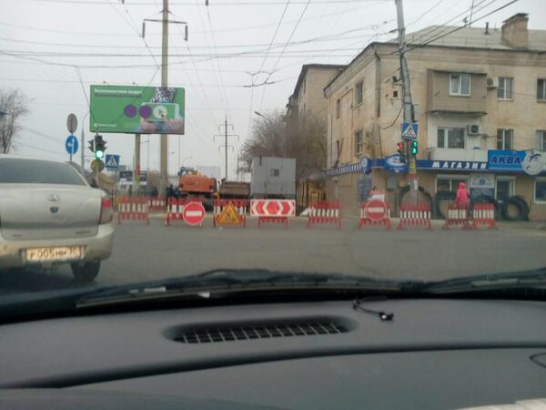 В Астрахани перекрыли одну из самых оживленных улиц, стала известна причина