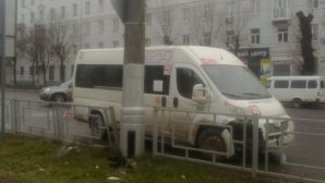 В Иваново маршрутка врезалась в ограждение, пострадала 17-летняя девушка