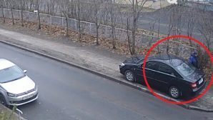 В Петрозаводске отец с ребенком специально поцарапали автомобиль