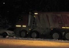 В Плесецком районе «Тойота» влетела под грузовик, погиб пассажир