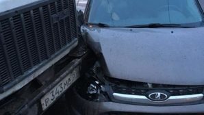 Видео аварии в Смоленске, где грузовик с хлебом таранит легковушку, попало в Сеть