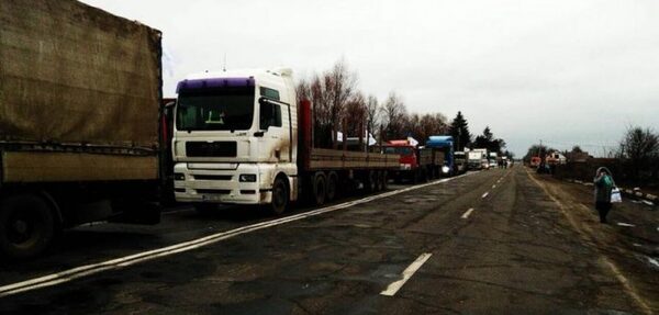 Аграрии перекрыли дороги в трех областях Украины