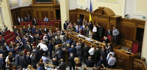 Депутаты 40 минут блокировали трибуну Рады