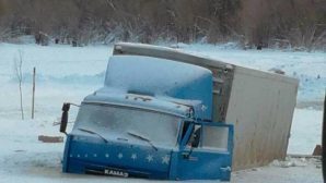 Два грузовика провалились под лёд на Ямале