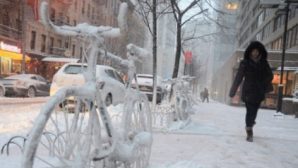 Экстремальная снежная буря движется на Омскую область