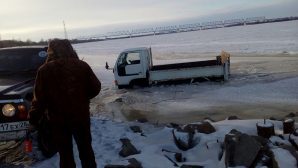 Грузовик с рыбаком провалился под лед на реке Зея в Приамурье