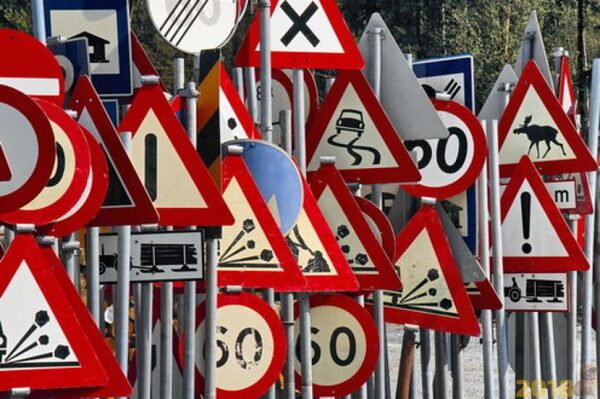 Какие новые дорожные знаки и таблички появятся в России в 2018 году, рассказали эксперты
