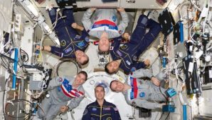 Космонавты на МКС встретят Новый год 15 раз