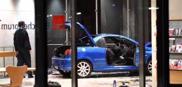 Машина протаранила штаб-квартиру СДПГ в Берлине