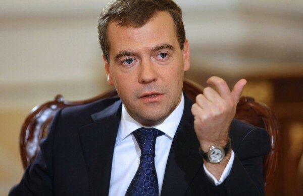 Медведев предлагает подумать о судьбе налога на движимое имущество