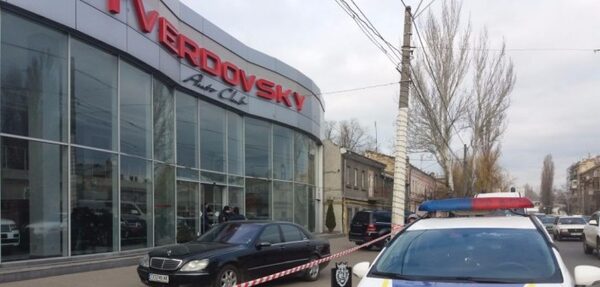 Полиция штурмовала захваченный автосалон в Одессе