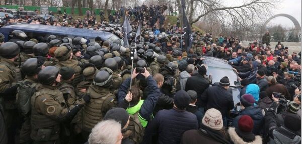 Полиция сообщила о девяти задержанных у дома Саакашвили