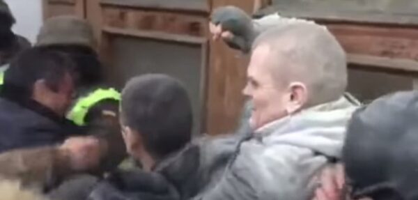 Появилось видео столкновений у входа в Октябрьский дворец